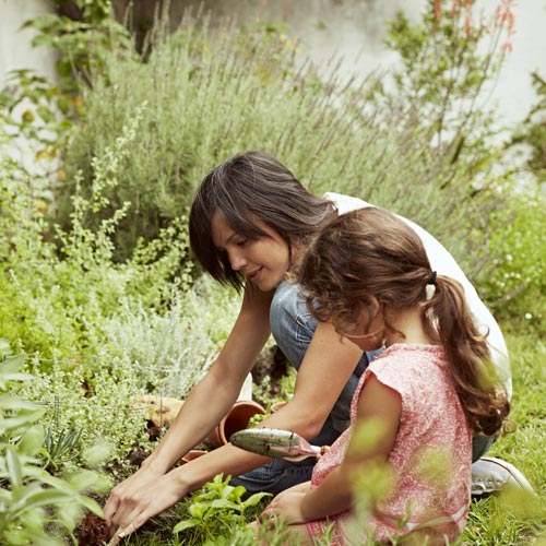 mum child garden